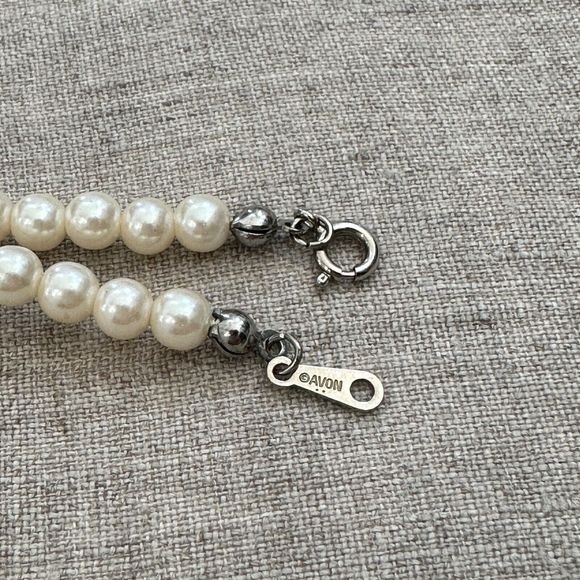 Vintage Avon White Faux Glass Pearls & Silver Tone Bow Necklace 12" L Costume - Picture 6 of 14
